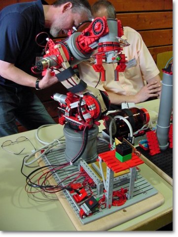 Claus-Barchfeld-04-Erbes-Buedesheim-2011 - Claus Barchfeld - diverse robotarmen met verschillende grijpertechnieken